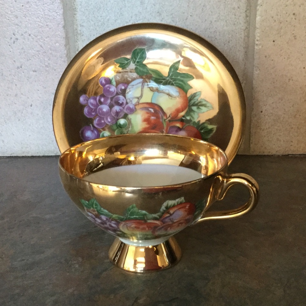 GORGEOUS 💛VINTAGE 🍎🍇☕️ TEA CUP AND SAUCER🍎🍇